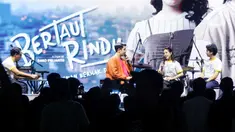 Pemain film Bertaut Rindu, Adhisty Zara (kedua kanan) dan Ari Irham (kanan) saat meet & greet pada gelaran KapanLagi Pensi Bareng Fanta 2025 di Gelanggang Olahraga (GOR) atau Gelanggang Mahasiswa Soemantri Brodjonegoro, Jakarta, Sabtu (28/6/2025). (Liputan6.com/Herman Zakharia)