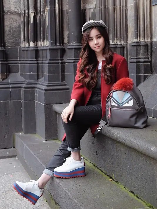 Warna merah yang melekat di tubuh aktris cantik yang  satu ini sangat cocok untuknya. Apalagi dengan paduan warna hitam di baju dalamnya dan wedges berwarna  putihnya itu. (Instagram/agatha_chelsea)