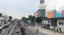 Sejumlah kendaraan melintasi Jalan Margonda Raya, Depok, Jawa Barat, Minggu (12/4/2020). Menteri Kesehatan menyetujui menerapkan Pembatasan Sosial Berskala Besar (PSBB) di wilayah Kota Depok yang akan dimulai, Rabu (15/4) dalam pencegahan meluasnya COVID-19. (Liputan6.com/Helmi Fithriansyah)
