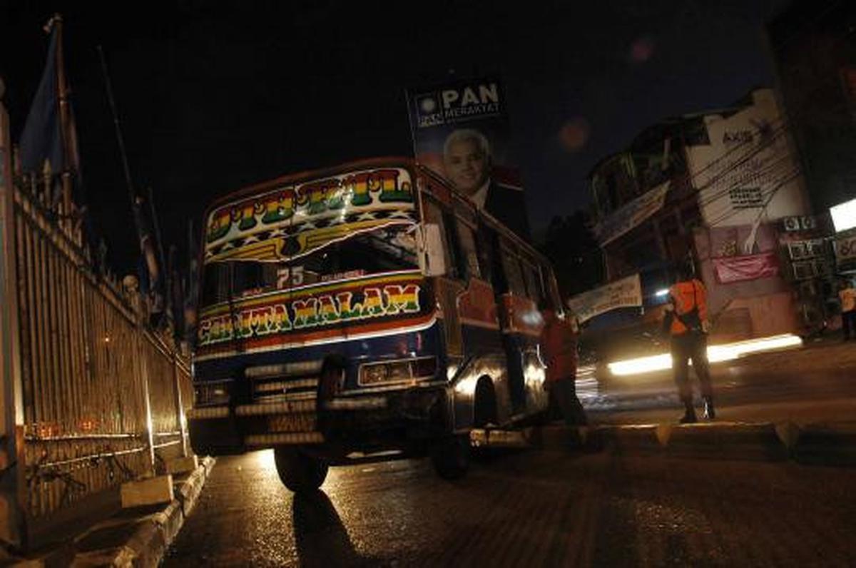 Metromini melintang tabrak separator busway