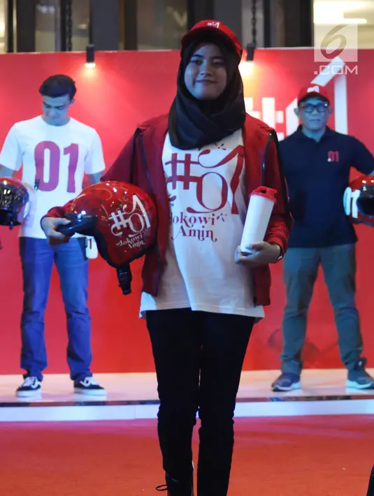 Model mengenakan suvenir pasangan Calon Presiden dan Wakil Presiden, Jokowi-Ma’ruf Amin di Jakarta Pusat, Jumat (25/1). Tim Kampanye Nasional (TKN) Jokowi-Ma’ruf Amin meluncurkan official merchandise kampanye. (Liputan6.com/Angga Yuniar)