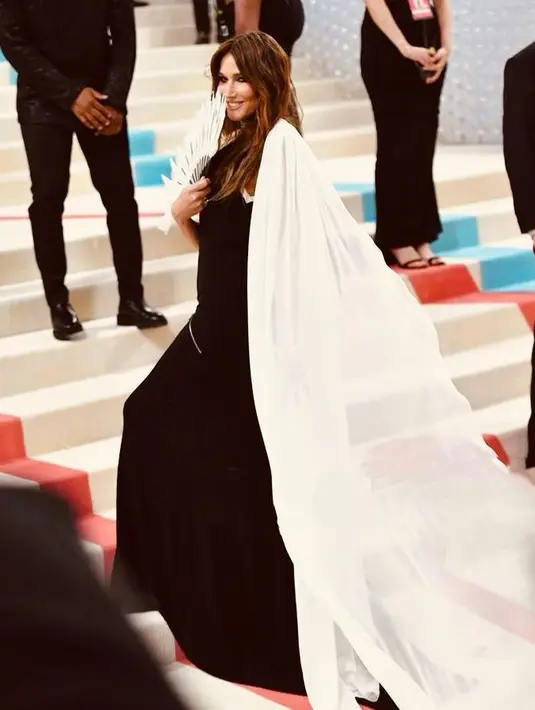 Carla Bruni, teman lama Lagerfeld sempat berbicara dalam pembukaan pameran sebelum gala. Lalu melenggang bak goddess di karpet merah.  [@themetgalaofficial]