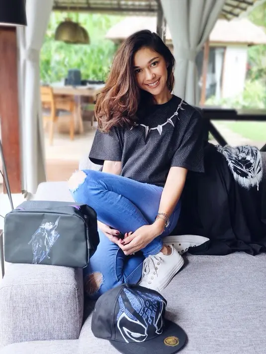 Tak jarang juga dalam kesehariannya Nana berbusana dengan gaya kasualnya. Seperti yang satu ini Nana tampil kece mengenakan celana ripped jeans, kaus hitam dan sneakers putih. Kece banget pastinya. (Instagram/nanamirdad)