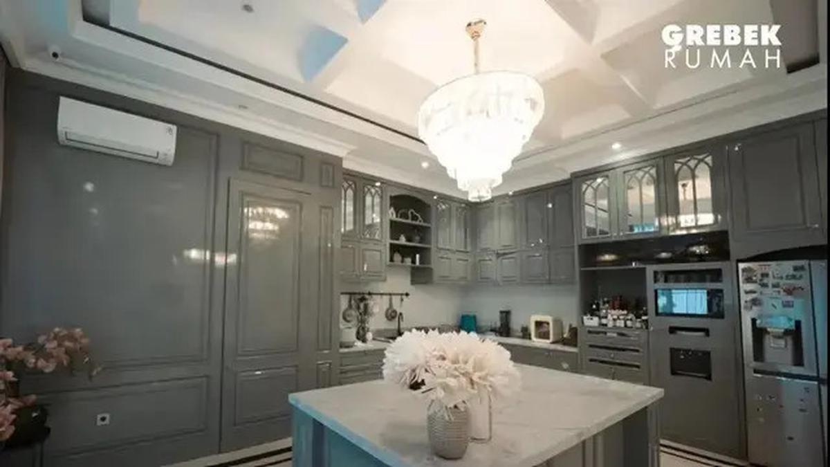 Potret Dapur Rumah Mewah Arie Untung dan Fenita, Model Desain Elegan dengan Pintu Rahasia