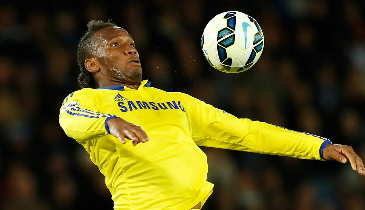 Penyerang Chelsea, Didier Drogba mengontrol bola saat Laga Liga Premier Inggris di King Power Stadium, Kamis (30/4/2015). Chelsea menang 3-1 atas Leicester City.(Reuters/Carl Recine)
