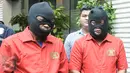 Tersangka dihadirkan saat rilis pengungkapan penampungan minyak goreng ilegal di Polda Metro Jaya, Jakarta, Jumat (21/4). (Liputan6.com/Yoppy Renato)