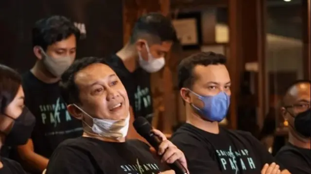 Nicholas Saputra membintangi film Sayap Sayap Patah bersama Ariel Tatum (https://www.instagram.com/p/CZM_eO6BiQO/)
