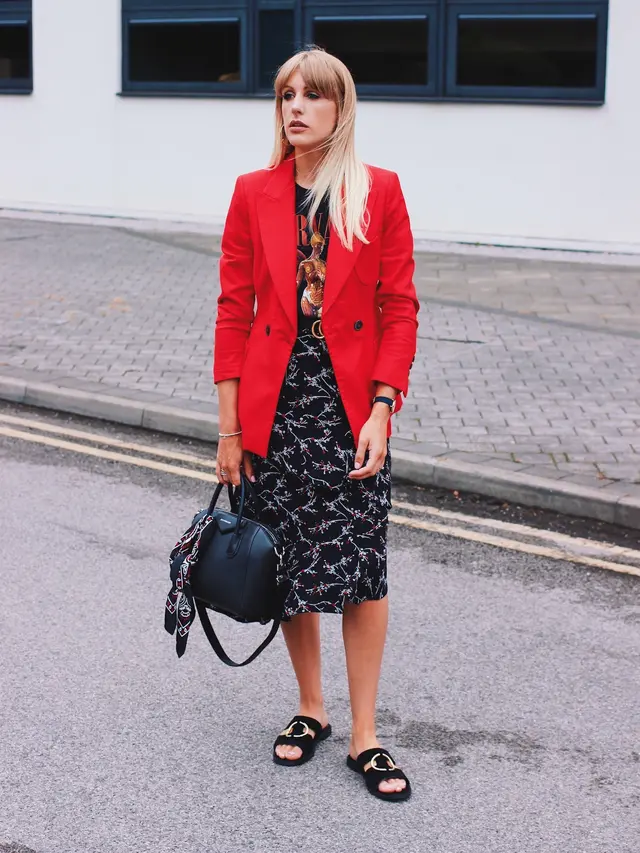 [Bintang] Cerahkan Hari dengan Sentuhan Warna Merah Pada Outfit Monokrom