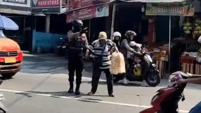 Cerita Polisi ‘Sang Penjaga Malam’, Borong Dagangan Lansia hingga Antar Pulang Pakai Motor Patroli