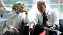 Airin terlihat sedang berbincang dengan salah satu kuasa hukum suaminya, Tubagus Cherry Wardana (Liputan6.com/ Abdul Aziz Prastowo)