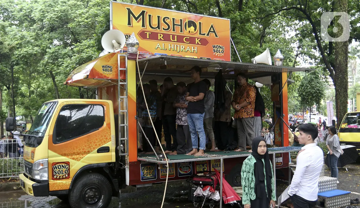 Jamaah melaksanakan ibadah salat di Musala Truck Al-Hijrah di kawasan Universitas Indonesia, Depok, Jawa Barat, Sabtu (1/2/2020). Biasanya modifikasi truck kita lihat sebagai food truck atau toilet namun uniknya truck ini dijadikan tempat beribadah atau musala. (Liputan6.com/Johan Tallo)