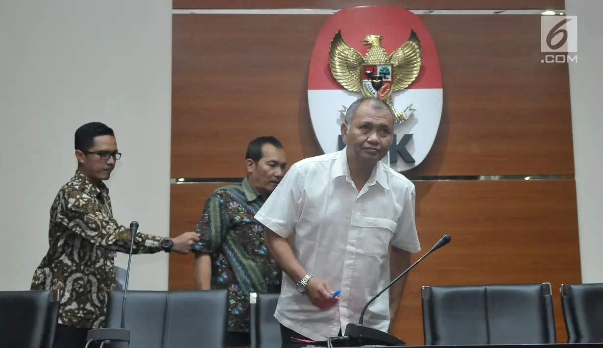 Ketua KPK Agus Rahardjo jelang memberikan keterangan pers terkait penetapan Ketua DPR RI Setya Novanto sebagai tersangka di Gedung KPK Jakarta, Senin (17/7). Setnov diduga menguntungkan diri atau orang lain atau korporasi. (Liputan6.com/Helmi Afandi)