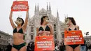 Aktivis PETA menentang penggunaan kulit hewan, khususnya buaya untuk dijadikan aksesoris seperti tas, Italia, Selasa (21/2). (AP Photo/Antonio Calanni)