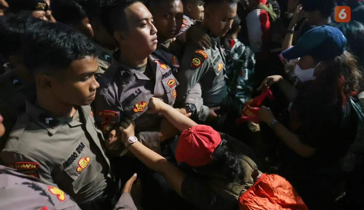 Sejumlah aparat kepolisian berjaga menghadapi massa demonstrasi Hari Sumpah Pemuda di kawasan Dukuh Atas, Jalan Jenderal Sudirman, Jakarta Pusat, Rabu (28/10/2026). Petugas berupaya mengendalikan situasi ketika massa mencoba menerobos barikade. (KLY/Budy Santoso)