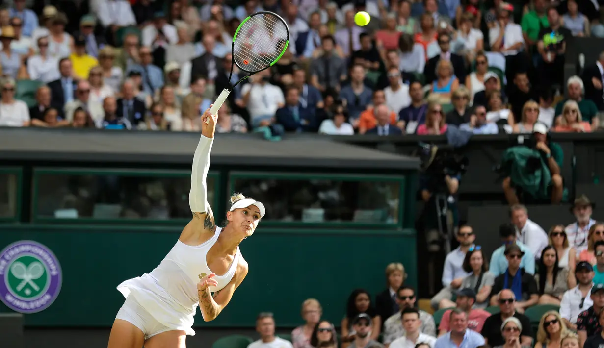 Petenis Slovenia, Polona Herco menservis bola saat melawan petenis muda AS, Cori Gauff dalam pertandingan putaran ketiga Kejuaraan Tenis Wimbledon 2019 di All England Lawn Tennis dan Croquet Club, London, Inggris (5/7/2019). Cori Gauff menang atas Polona Hercog 3-6 7-6(7) 7-5. (AP Photo/Ben Curtis)