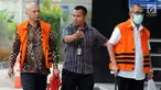 Bupati Bandung Barat nonaktif Abubakar (kanan) dan Pengusaha Tony Kongres (kiri) penyuap Bupati Buton Selatan Agus Feisal tiba untuk menjalani pemeriksaan di gedung KPK, Jakarta, Selasa (10/7). (Merdeka.com/Dwi Narwoko)