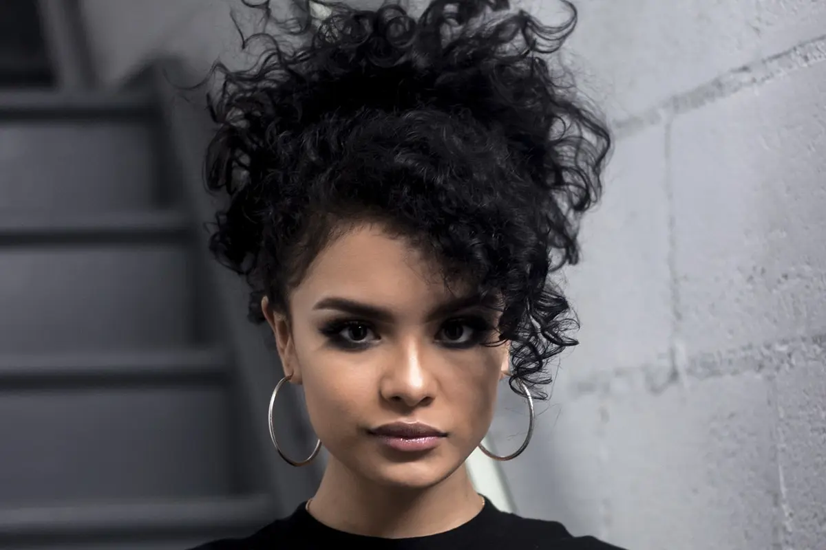 Hanya Perlu 1 Menit Bikin Gaya Rambut Chic untuk Si Curly Hair