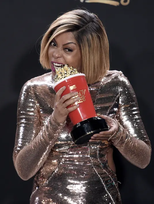 Aktris Taraji P. Henson berpose dengan trofi penghargaan best fight against the system untuk film Hidden Figures di MTV Movie and TV Awards, Los Angeles, (7/5). (Photo by Richard Shotwell/Invision/AP)