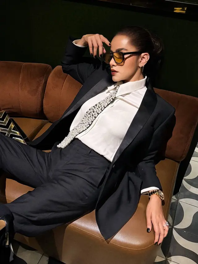 Pesona Dualisme Olla Ramlan, Tampil Slay dengan Gaya Maskulin dan Glamor Serba Emas