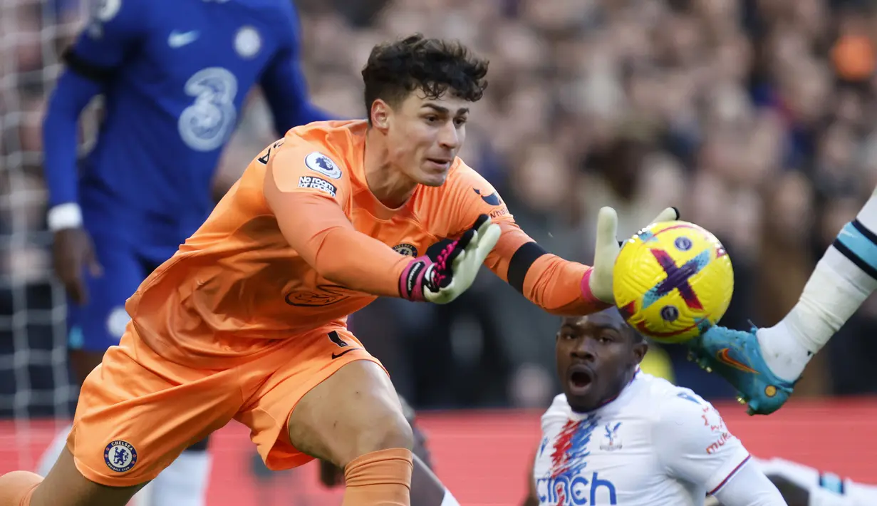 <p>Kiper Chelsea, Kepa Arrizabalaga melakukan penyelamatan saat bertanding melawan Crystal Palace pada pertandingan lanjutan Liga Inggris di Stadion Stamford Bridge di London, Minggu (15/1/2023). Kemenangan ini tetap menempatkan Chelsea ke peringkat ke-10 dengan koleksi 28 poin dari 19 laga. (AP Photo/David Cliff)</p>