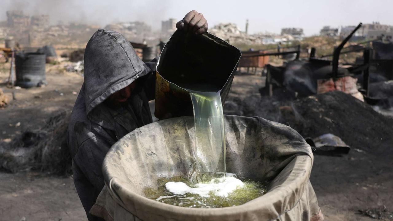FOTO: Hadapi Blokade Israel, Warga Jalur Gaza Gotong Royong Ubah Sampah Plastik Jadi Bahan Bakar