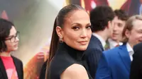 Jennifer Lopez sekali lagi menghadirkan tampilan karpet merah yang kuat, yang dikuratori dengan ahli oleh stylistnya Rob Zangardi dan Mariel Haen. Gaunnya adalah sentuhan sporty pada pakaian malam dari koleksi resor Gucci 2023, yang baru-baru ini dipamerkan di Seoul. (Phillip Faraone/Getty Images/AFP)