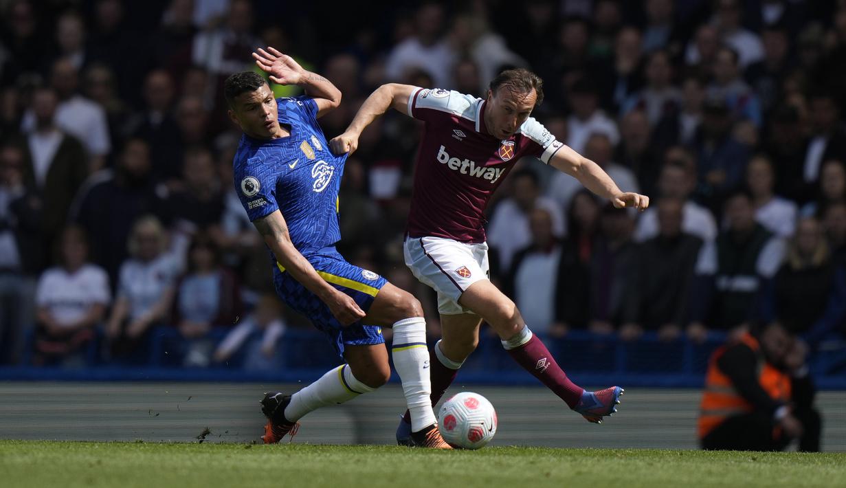 <p>Bek Chelsea, Thiago Silva (kiri) ditarik oleh pemain West Ham, Mark Noble saat pertandingan lanjutan Liga Inggris di Stamford Bridge di London, Minggu (24/4/2022). Dengan kemenangan ini, Chelsea menjaga posisi tiga dengan kini mengoleksi 65 poin dari 32 laga. (AP Photo/Alastair Grant)</p>