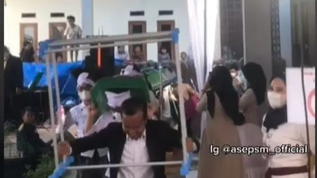 Datang Jelang Acara Pernikahan Selesai, Rombongan Tamu Bawa Kado Tak Terduga
