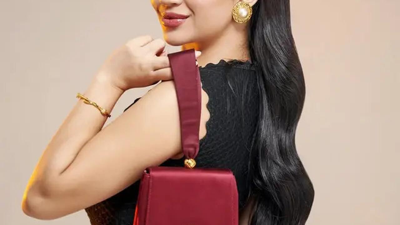 6 Potret Cantik Paripurna Ariel Tatum saat Dipulas Lipstik Merah yang Berani