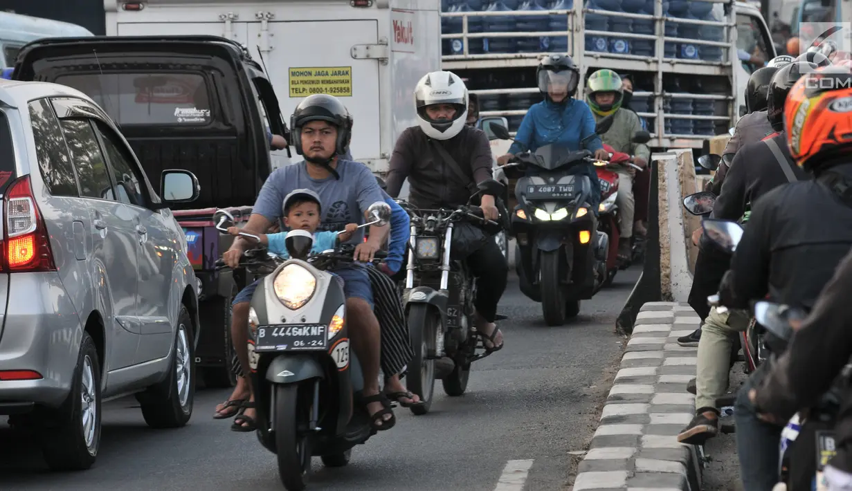 Pengendara motor nekat berlawan arah di kawasan Klender, Jakarta, Kamis (11/7/2019). Demi mempersingkat jarak tempuh dan menghindari kemacetan, para pengendara sepeda motor di kawasan ini nekat berlawan arah yang sesungguhnya dapat mengancam keselamatan. (merdeka.com/Iqbal S. Nugroho)