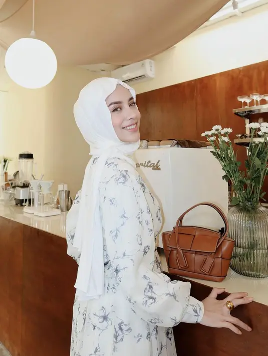 Aghnia Punjabi terlihat mengenakan blouse panjang lengan panjang bercorak floral yang cantik. [Foto: Instagram/emyaghnia]