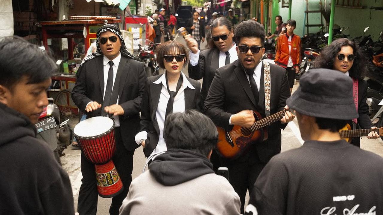 7 Potret Rina Nose Jadi Vokalis Grup Band Metal, Tampil Mode Serius - Badass
