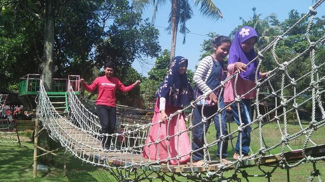 Bermain Main Di Kampung Main Cipulir Pilih Trampolin Atau