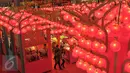 Sejumlah pusat perbelanjaan memasang lampion untuk menyambut Perayaan Imlek, Jakarta, Jumat (20/1). Nuansa merah dan ornamen khas Negeri Tiongkok sangat terasa di tempat ini. (Liputan6.com/Angga Yuniar)