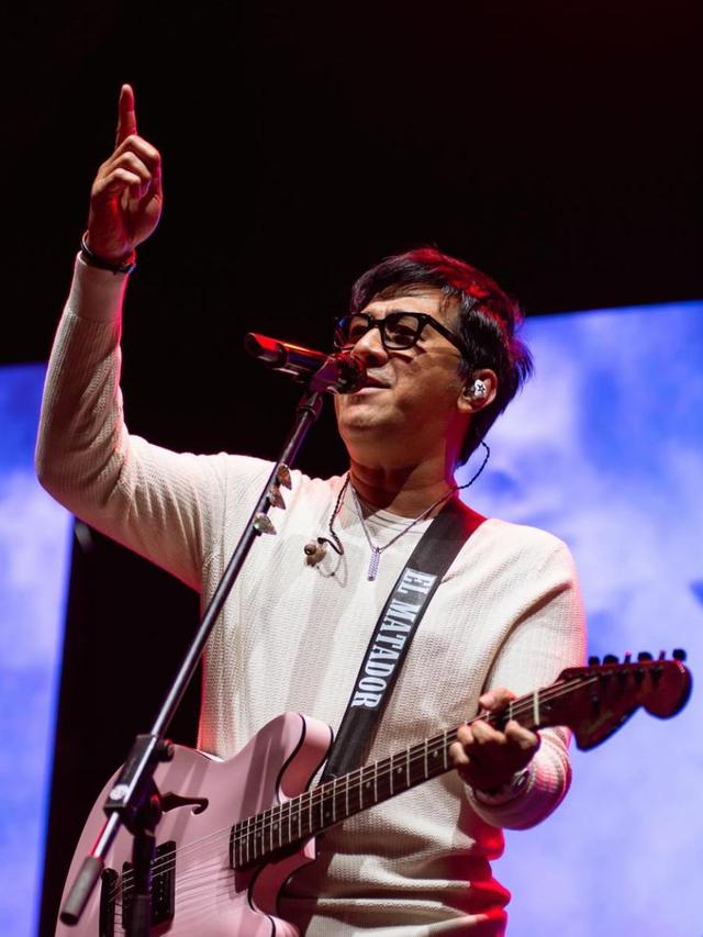 Potret keren Andre Taulany main gitar (credit: https://www.instagram.com/andreastaulany/)