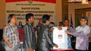 Petugas KPUD membuka kunci kotak suara di Hotel Borobudur, Jakarta, Rabu (23/4/14). (Liputan6.com/Miftahul Hayat)