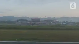 Suasana bandara yang berada di Kota Sorong, Papua Barat, Kamis (21/11/2019). Kota Sorong merupakan kota terbesar kedua di Papua, suasana kota Sorong sangat ramai dan memiliki beberapa pulau di kabupaten Sorong. (Liputan6.com/Herman Zakharia)