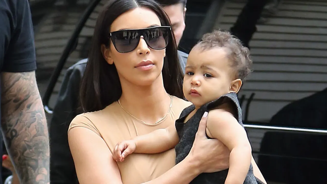 Kim Kardashian Bantah Tinggalkan Putrinya Sendirian di Hotel