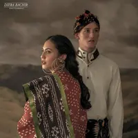 Merayakan HUT RI ke-72 artis cantik ini memakai baju daerah. (dierabachir/instagram)