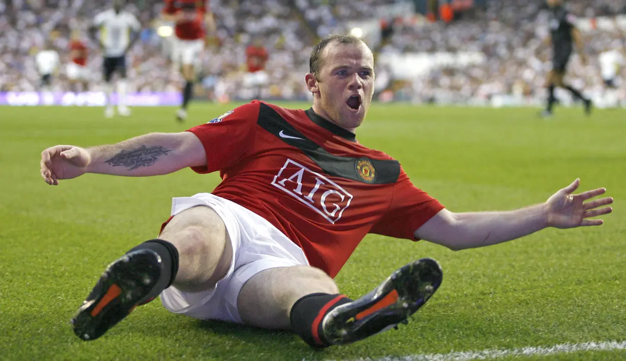 Manchester United berhasil memenagkan tanda tangan Wyne Rooney dari pesaingnya, Chelsea dan New Castle pada hari terakhir bursa transfer 2004 dengan harga €27 juta. Hal tersebut terbayar tuntas usai penyerang Inggris tersebut mampu mempersembahkan berbagai gelar bergengsi. (AFP/Ian Kington)