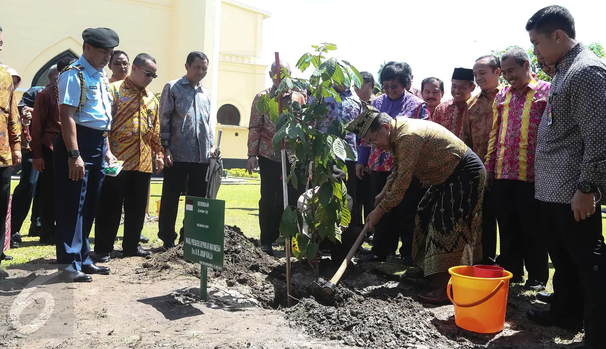 Wapres Jusuf Kalla didampingi Menteri LHK, Siti Nurbaya saat menanam pohon disamping Istana Siak Sri Indrapura seusai menghadiri puncak Hari Lingkungan Hidup 2016 di Kabupaten Siak, Riau, Jumat (22/7). (Liputan6.com/Faizal Fanani)