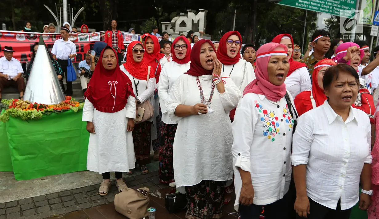 Relawan Indonesia Bersatu saat menggelar aksi potong tumpeng di depan Istana Negara, Jakarta, Jumat (5/7/2019). Aksi tersebut merupakan syukuran atas terpilihnya Joko Widodo atau Jokowi sebagai Presiden RI untuk kedua kalinya. (Liputan6.com/JohanTallo)