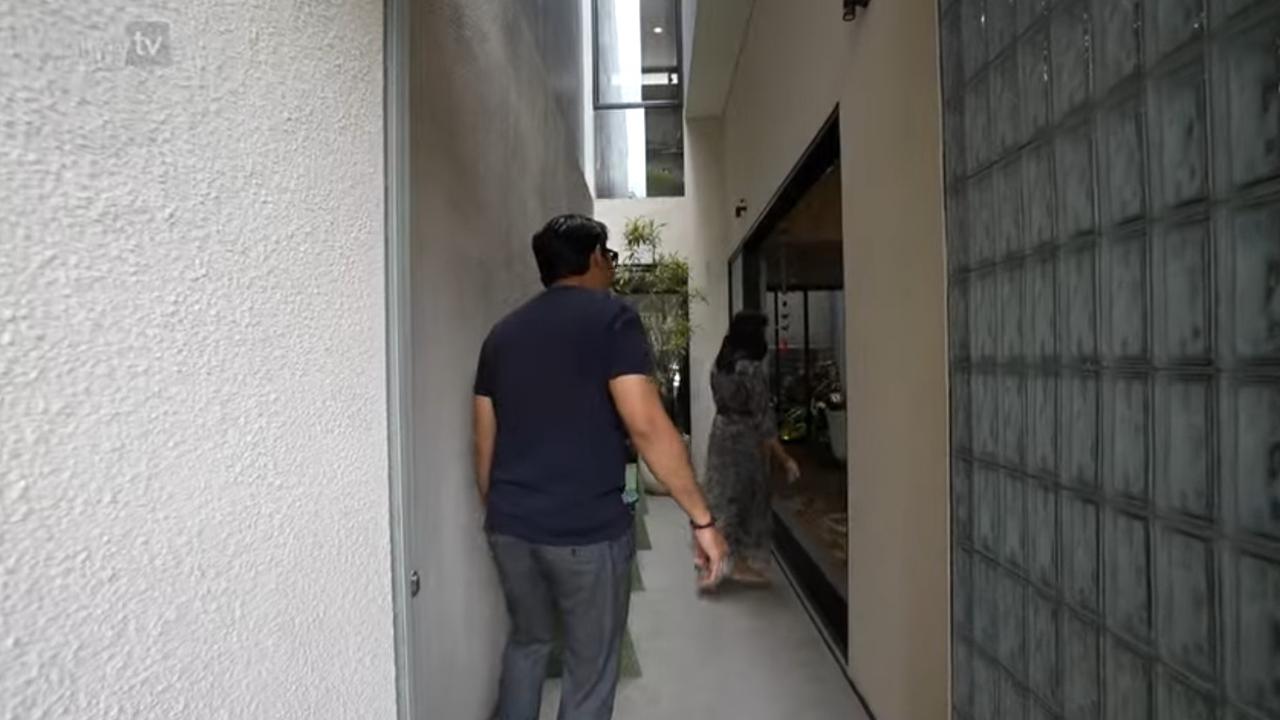 Sejuk dan Nyaman, Andre Taulany Melongo Melihat Potret Rumah Mewah Penyanyi Fathia Izzati