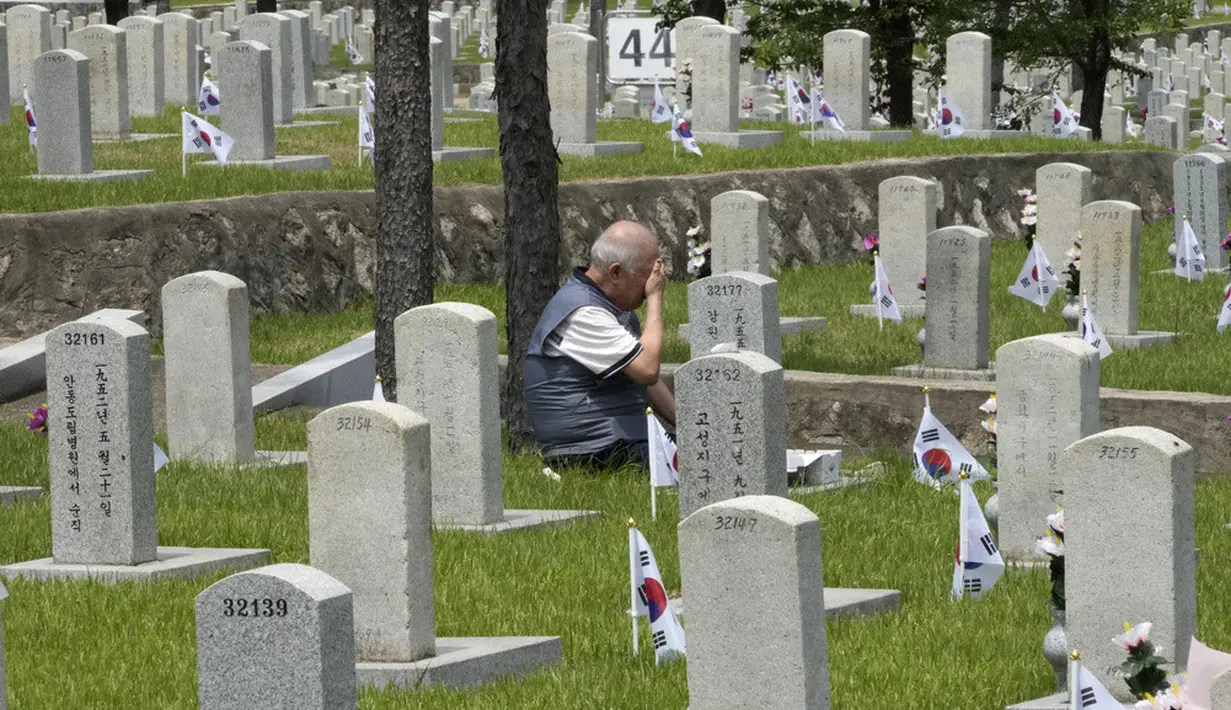 <p>Jauh sebelum terpisah, Korea merupakan satu kesatuan yang bernama Republik Korea. Pada akhir Perang Dunia II, Uni Soviet membagi Korea menjadi dua zona operasi. Korea Selatan ditempatkan di bawah administrasi Amerika Serikat dan Perserikatan Bangsa-Bangsa, sedangkan Korea Utara berada di bawah kendali Uni Soviet. (AP Photo/Ahn Young-joon)</p>