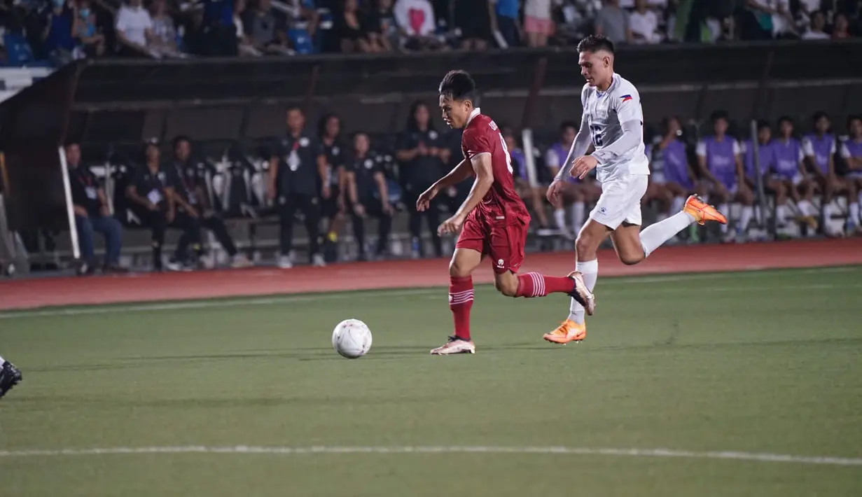 Gelandang Timnas Indonesia, Witan Sulaeman membawa bola bek Filipina, Cristian Rontini dalam laga grup A Piala AFF 2022 di Stadion Rizal Memorial, Manila, Filipina, Senin (2/1/2023). Indonesia menang tipis atas Filipina dengan skor 2-1 dan lolos ke semifinal dengan status runner up menemani Thailand sebagai juara grup A. (Foto: Dok PSSI)