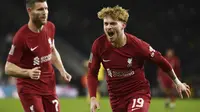 Harvey Elliott dari Liverpool, kanan, merayakan dengan James Milner setelah mencetak gol pembuka selama pertandingan sepak bola putaran ketiga Piala FA Inggris antara Wolverhampton Wanderers dan Liverpool di stadion Molineux di Wolverhampton, Inggris, Selasa 17 Januari 2023. (AP Photo/Rui Vieira)