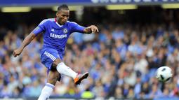 Didier Drogba yang telah pensiun pada Desember 2018 bersama klub MLS, Phoenix Rising tercatat pernah membela satu klub di Premier League, yaitu Chelsea yang dibelanya dalam dua periode, 2004/2005 hingga 2011/2012 dan pada musim 2014/2015. Total bermain dalam 254 laga di Premier League, ia mampu mengoleksi 104 gol dan 64 assist, termasuk 3 kali hattrick. Hattrick terakhirnya dicetak ke gawang West Bromwich Albion saat Chelsea menang 6-0 pada laga pekan pembuka Premier League musim 2010/2011 (14/8/2010). (AFP/Glyn Kirk)