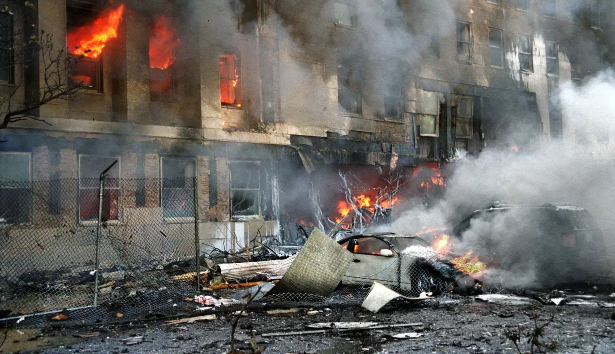 Api dan asap mengepul dari sebuah gedung di Pentagon di Washington pada Selasa, 11 September 2001. (AP Photo/Will Morris)