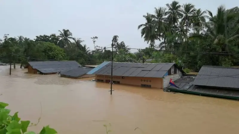 Distrik Kulai, Johor Bahru, Kluang dan Kota Tinggi dilanda banjir menyusul hujan terus menerus sejak pagi hari tanggal 1 Januari 2021. (Foto: Twitter / Bernama)