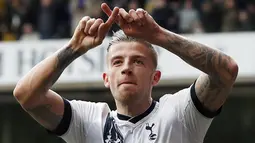 Toby Alderweireld mencetak satu gol saat Tottenham mengalahkan Manchester United pada lanjutan liga Inggris di White Hart Lane, Minggu (10/4/2016). (Action Images via Reuters/John Sibley)